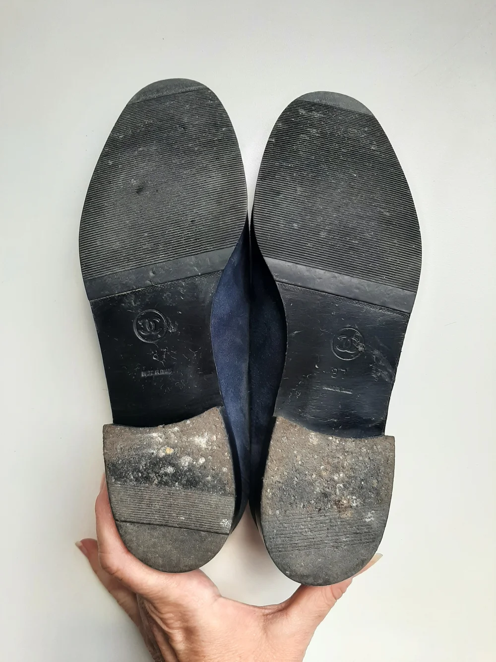 CHANEL elegant loafers